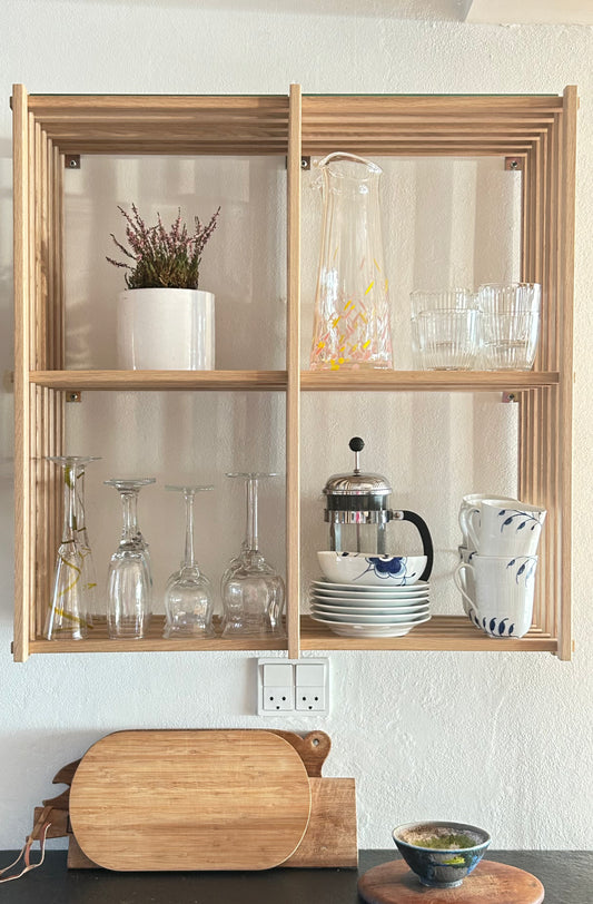 Køkken opbevaring i en Thorvald Lissau Kubus E1 reol i smuk dansk egetræ.