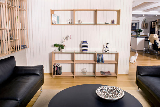 Den lave bogreol fra Lissa med 6 rum og en FLOAT svævende reol ovenover.