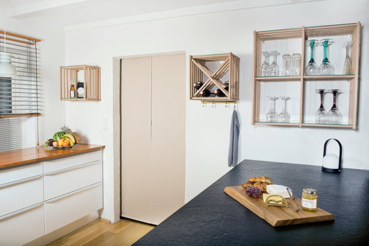 Her ses Kubus i køkkenet med vinglas og vinflasker i vin opbevaringen.