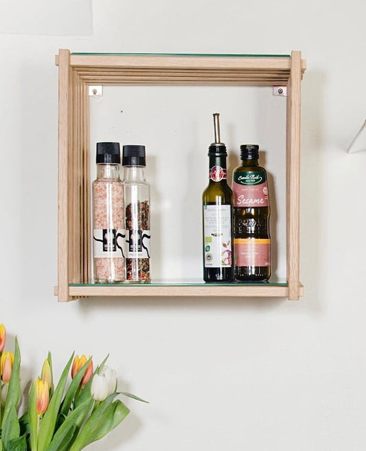 Lille egetræs kvadratreol brugt til opbevaring af krydderier og olie i et køkken.