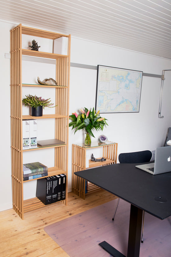 Kontor indrettet med Thorvald Lissau OFFICE reoler sammen LOW reol i 61 cm.